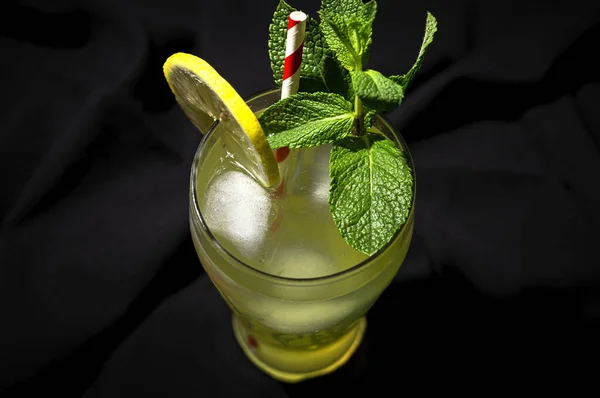 Fresh Homemade Lemonade Mojito Cocktail Lemon Mint Ice Dark Bacground — Stock Photo, Image