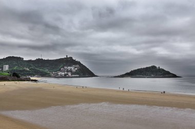 San Sebastian, Bask bölgesindeki La Concha plajı bulutlu bir gün. Cantabrian Denizi