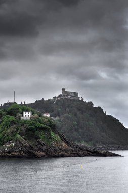 San Sebastian, Bask bölgesindeki La Concha plajı bulutlu bir gün. Cantabrian Denizi