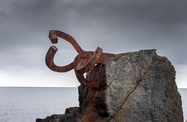 San Sebastian 'da heykeller, Bask Bölgesi, bulutlu bir günde.