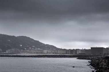 Bulutlu bir günde Bask Bölgesi 'nde San Sebastian Mimarlık ve Binaları