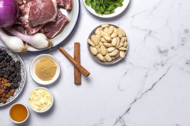 Geleneksel kuzu güveci ya da tagine 'in ham malzemeleri ve baharatları. Tipik Arap yemekleri. düz yat