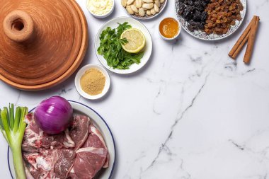 Geleneksel kuzu güveci ya da tagine 'in ham malzemeleri ve baharatları. Tipik Arap yemekleri. düz yat