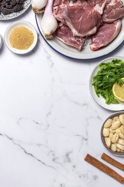 Geleneksel kuzu güveci ya da tagine 'in ham malzemeleri ve baharatları. Tipik Arap yemekleri. düz yat