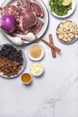 Geleneksel kuzu güveci ya da tagine 'in ham malzemeleri ve baharatları. Tipik Arap yemekleri. düz yat