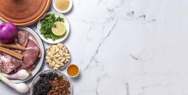 Geleneksel kuzu güveci ya da tagine 'in ham malzemeleri ve baharatları. Tipik Arap yemekleri. düz yat