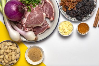 Geleneksel kuzu güveci ya da tagine 'in ham malzemeleri ve baharatları. Tipik Arap yemekleri. düz yat