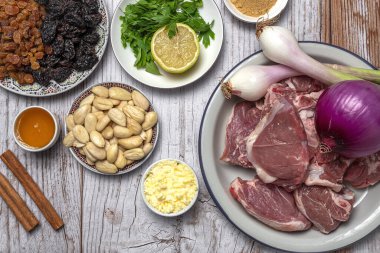 Geleneksel kuzu güveci ya da tagine 'in ham malzemeleri ve baharatları. Tipik Arap yemekleri. düz yat