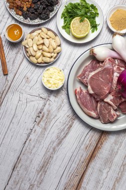 Geleneksel kuzu güveci ya da tagine 'in ham malzemeleri ve baharatları. Tipik Arap yemekleri. düz yat