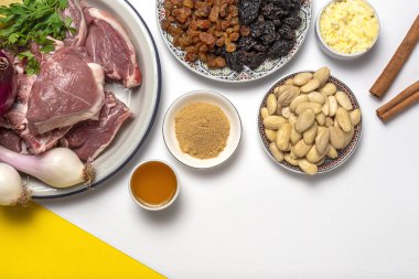 Geleneksel kuzu güveci ya da tagine 'in ham malzemeleri ve baharatları. Tipik Arap yemekleri. düz yat