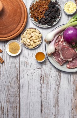 Geleneksel kuzu güveci ya da tagine 'in ham malzemeleri ve baharatları. Tipik Arap yemekleri. düz yat