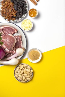 Geleneksel kuzu güveci ya da tagine 'in ham malzemeleri ve baharatları. Tipik Arap yemekleri. düz yat