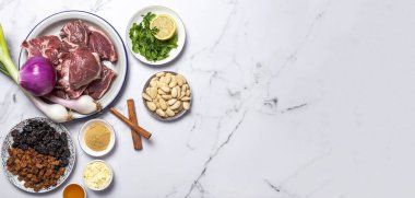 Geleneksel kuzu güveci ya da tagine 'in ham malzemeleri ve baharatları. Tipik Arap yemekleri. düz yat