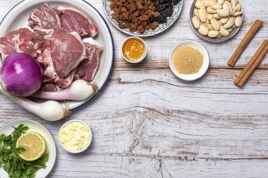 Geleneksel kuzu güveci ya da tagine 'in ham malzemeleri ve baharatları. Tipik Arap yemekleri. düz yat