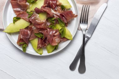 Kavun ve nane aromalı taze serrano jambonu salatası. Düz yatıyordu. Sağlıklı gıda konsepti