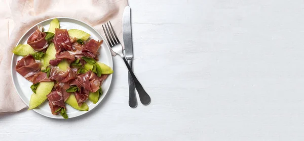 Insalata Fresca Prosciutto Serrano Con Melone Menta Dall Alto Piatto — Foto Stock