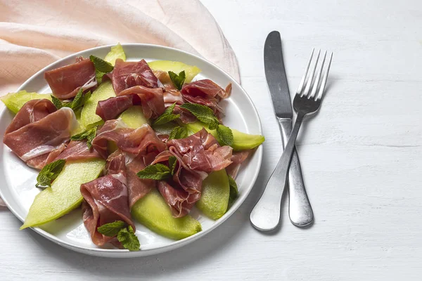 Insalata Fresca Prosciutto Serrano Con Melone Menta Dall Alto Piatto — Foto Stock