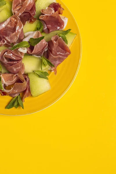 Insalata Fresca Prosciutto Serrano Con Melone Menta Dall Alto Piatto — Foto Stock