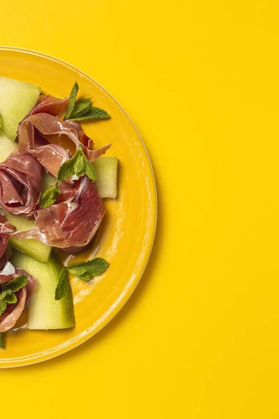 Insalata Fresca Prosciutto Serrano Con Melone Menta Dall Alto Piatto — Foto Stock