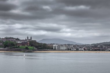 San Sebastian, Bask bölgesindeki La Concha plajı bulutlu bir gün. Cantabrian Denizi