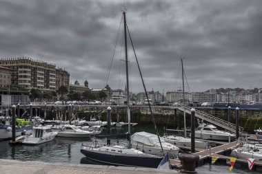 Bulutlu bir günde Bask Bölgesi 'nde San Sebastian Mimarlık ve Binaları