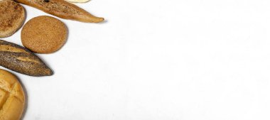 Yukarıdan gelen çeşitli ekmeklerin beyaz arka planı. Fırın yemeği. Sağlıklı gıda konsepti. düz yat