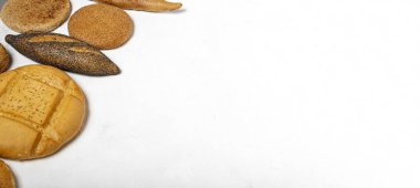 Yukarıdan gelen çeşitli ekmeklerin beyaz arka planı. Fırın yemeği. Sağlıklı gıda konsepti. düz yat