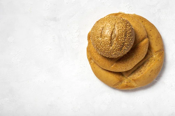 Weißer Hintergrund Von Verschiedenen Brotsorten Von Oben Backwaren Gesundes Essen — Stockfoto