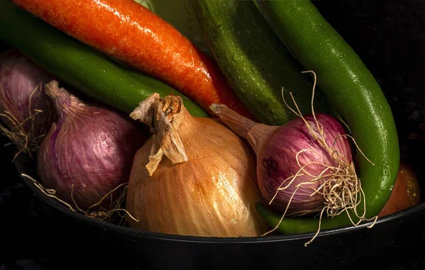 Berbagai Macam Sayuran Segar Dengan Latar Belakang Gelap Makanan Sehat — Stok Foto