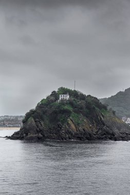 San Sebastian, Bask bölgesindeki La Concha plajı bulutlu bir gün. Cantabrian Denizi