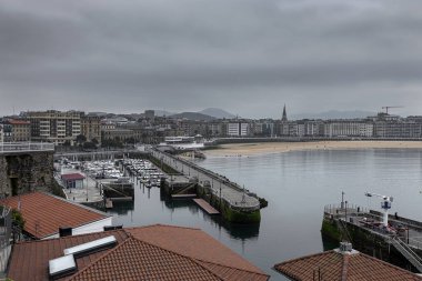 San Sebastian, Bask bölgesindeki La Concha plajı bulutlu bir gün. Cantabrian Denizi