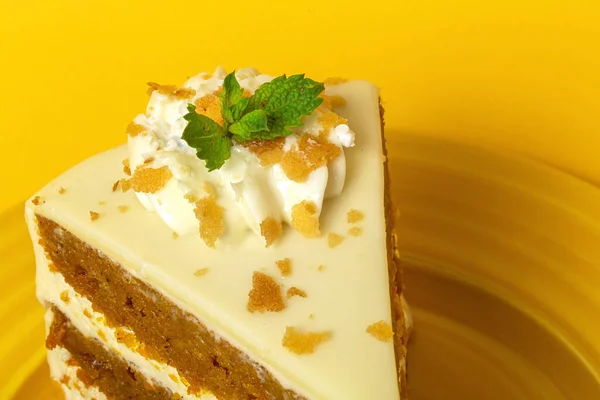 Piece Homemade Carrot Sponge Cake Yellow Background — Stock Photo, Image