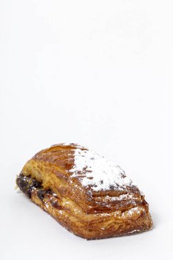 Beyaz arka planda çikolatalı ev yapımı çörekler ve krema şekeri izole edilmiş.