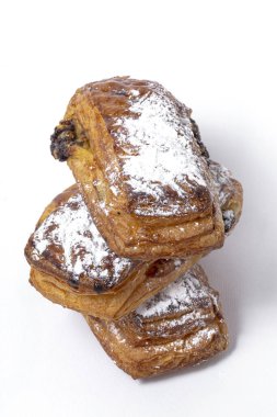 Beyaz arka planda çikolatalı ev yapımı çörekler ve krema şekeri izole edilmiş.