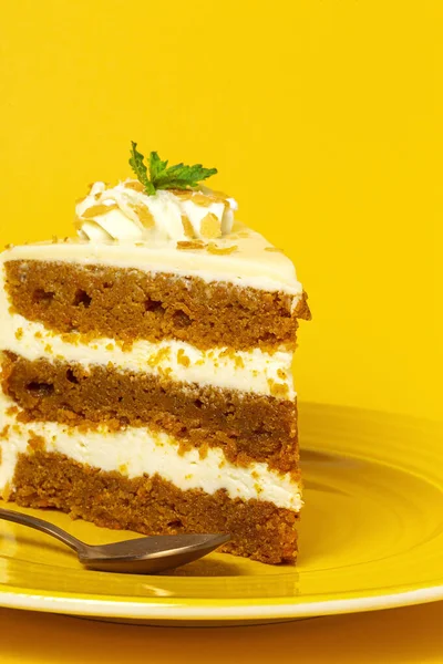 Piece Homemade Carrot Sponge Cake Yellow Background — Stockfoto