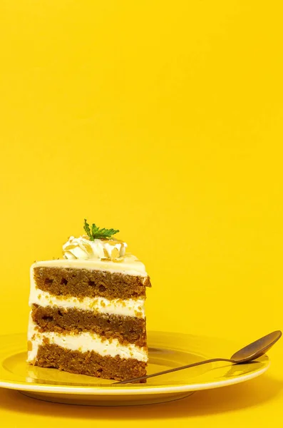 Piece Homemade Carrot Sponge Cake Yellow Background — Stock Photo, Image