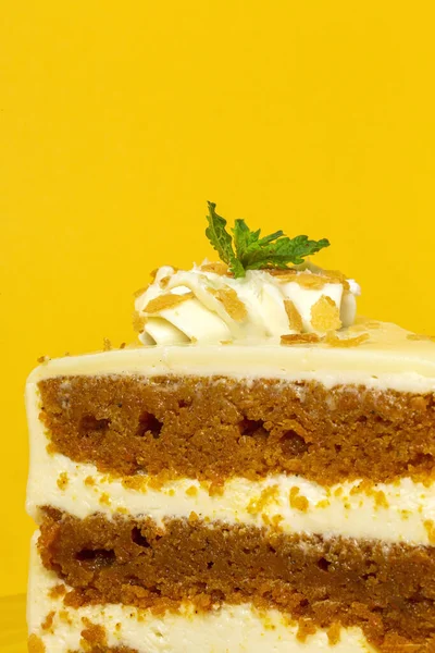 Piece Homemade Carrot Sponge Cake Yellow Background — Stockfoto