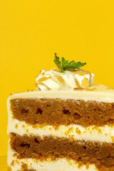 Piece Homemade Carrot Sponge Cake Yellow Background — Stock Photo, Image