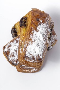 Beyaz arka planda çikolatalı ev yapımı çörekler ve krema şekeri izole edilmiş.