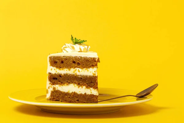 Piece Homemade Carrot Sponge Cake Yellow Background — Stock Photo, Image