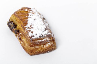 Beyaz arka planda çikolatalı ev yapımı çörekler ve krema şekeri izole edilmiş.