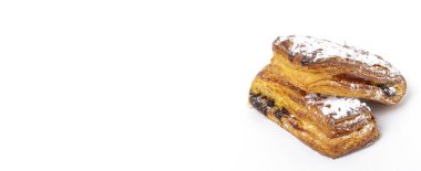 Beyaz arka planda çikolatalı ev yapımı çörekler ve krema şekeri izole edilmiş.