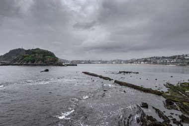 San Sebastian, Bask bölgesindeki La Concha plajı bulutlu bir gün. Cantabrian Denizi