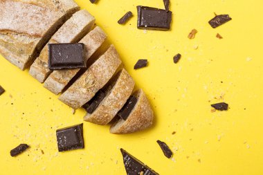 Yukardan çikolatalı ev yapımı tohum ekmeği dilimleri. Tipik İspanyol yemeği. Düz yatıyordu. en üstteki görünüm