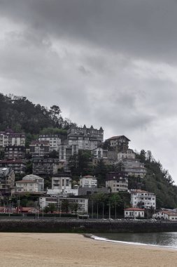 Bulutlu bir günde Bask Bölgesi 'nde San Sebastian Mimarlık ve Binaları