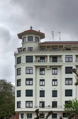 Bulutlu bir günde Bask Bölgesi 'nde San Sebastian Mimarlık ve Binaları