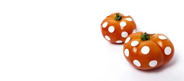 Tomates Rojos Con Lunares Blancos Sobre Fondo Colorido Aislado —  Fotos de Stock