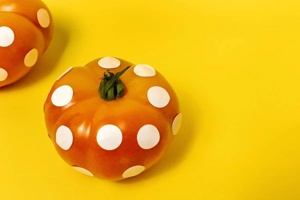 Tomates Rojos Con Lunares Blancos Sobre Fondo Colorido Aislado — Foto de Stock