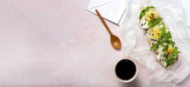 Krem peynirli tost roka salatası ve yukarıdan geri dönüşümlü kağıt torbada haşlanmış yumurta. Konsepti kaldır