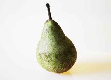 Beyaz arka planda taze ve olgun bir İngiliz armudu.